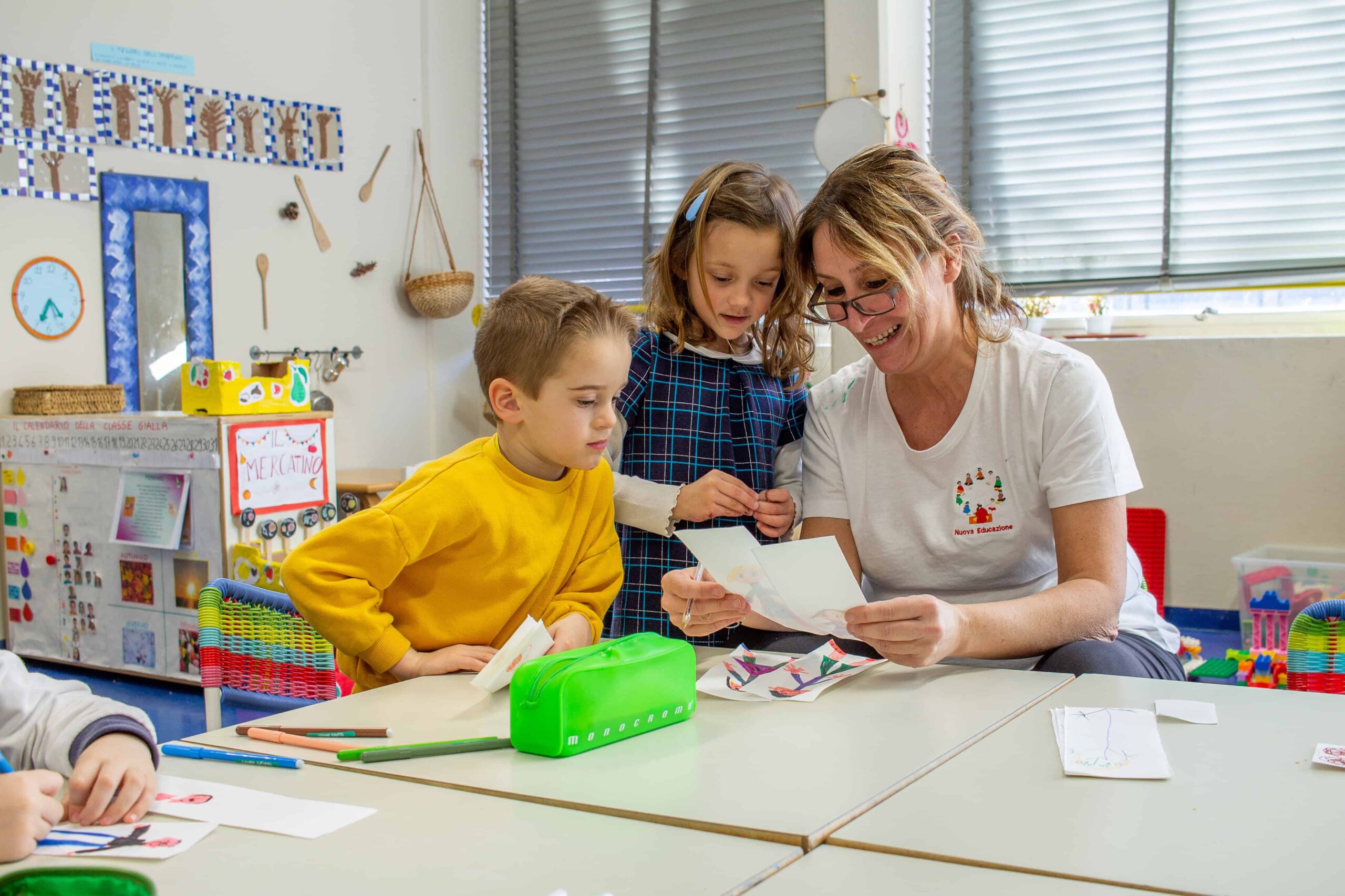 Infanzia-NuovaEducazione-Maestra-scaled.jpg