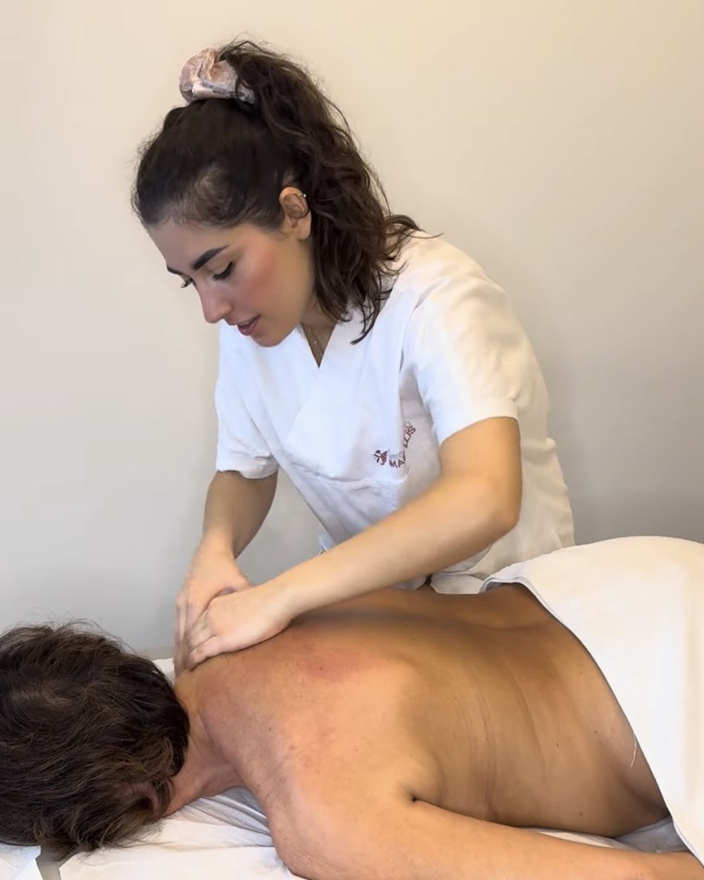 Sofia Baschenis durante un trattamento manuale alla schiena