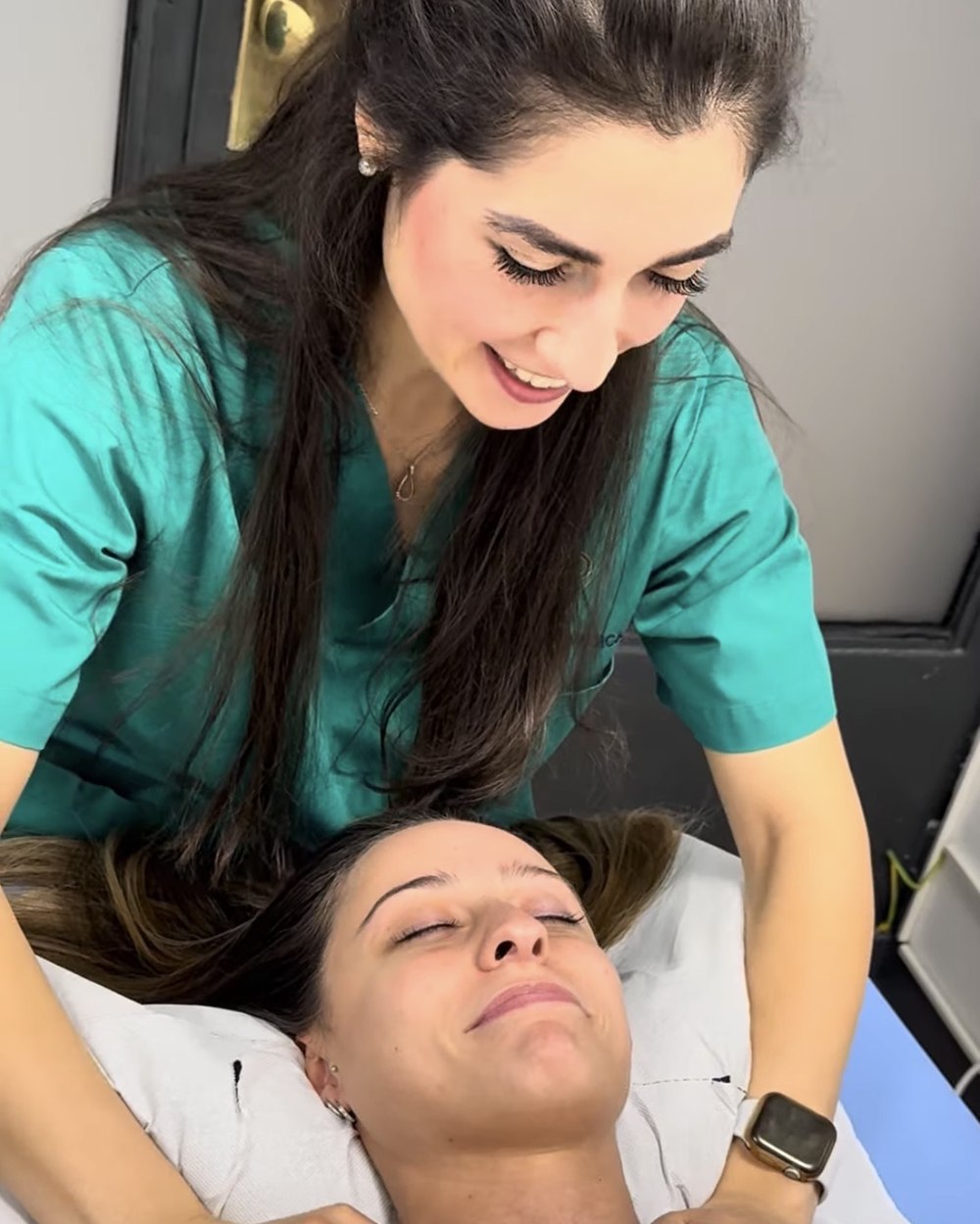 Sofia Baschenis durante un trattamento cervicale