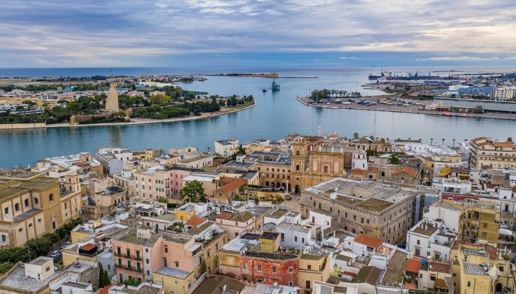 Auto RialBus One sul lungomare