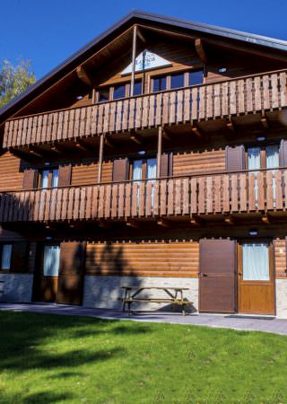 Interno accogliente chalet in legno con stufa e vista